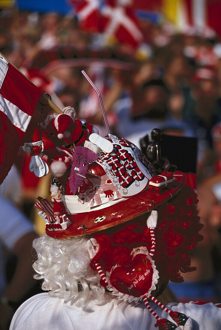 Dänischer Fußballfan mit dekoriertem Hut