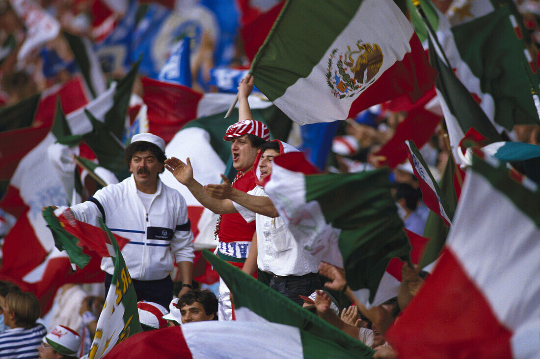 Mexikanische Fußballfans mit Fahnen