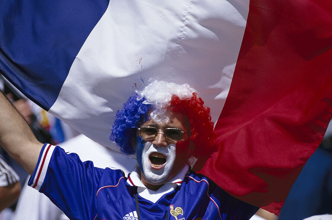 Französischer Fußballfan mit Fahne