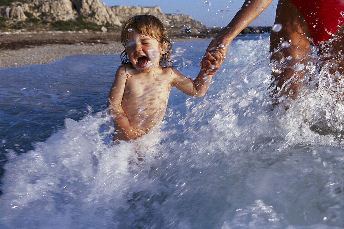 Mutter mit Kind baden, Karpathos, Dodekanes, Griechenland