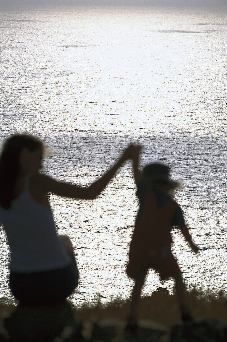 Mutter und Tochter geniessen die Aussicht