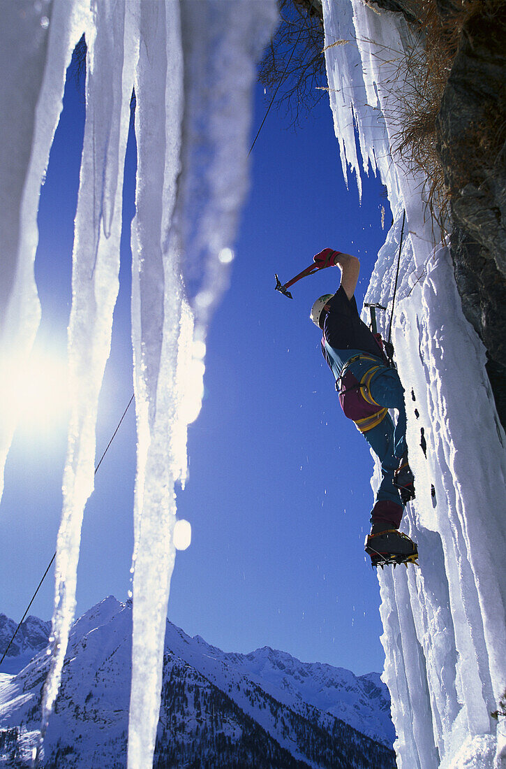 Mann bei Eisklettern, Dolomiten, Südtirol, Italien