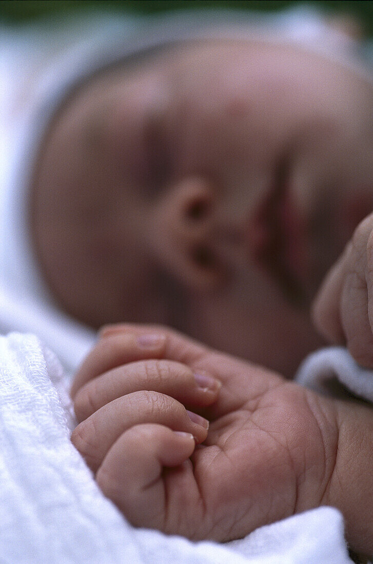 Neugeborenes Baby schläft