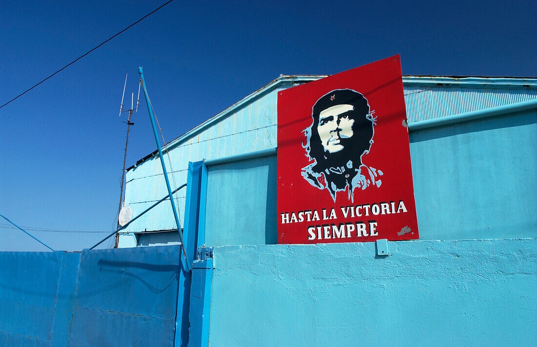 Rotes Schild mit Che Guevara Propaganda an einer Lagerhalle im Hafen von Havanna