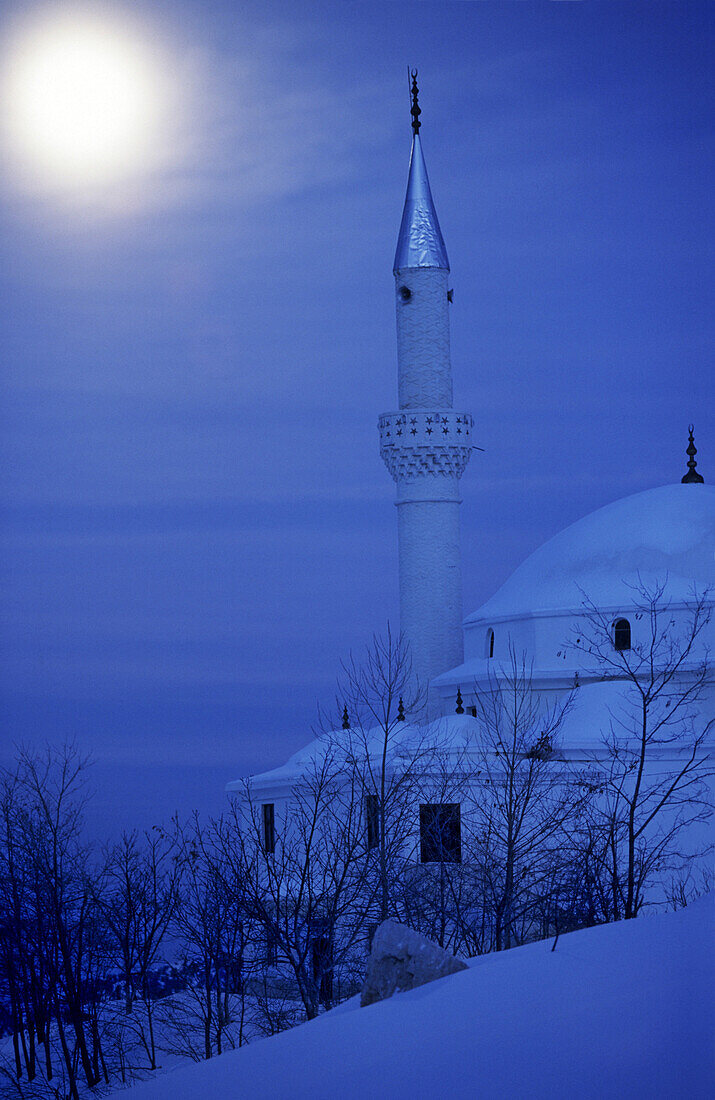 Moschee im Winter bei Vollmond, Sakklikent, nahe Antalya, Türkei