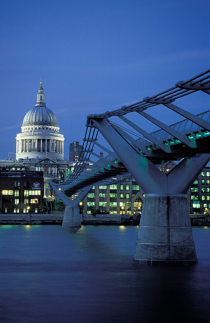 Millenium Bridge, St. Paul´s Cathedral, City of London, London, England