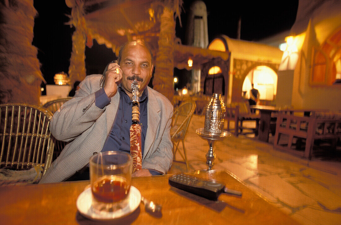 Wasserpfeifen-Raucher in ägyptischem Restaurant, Felfella, Hurghada, Ägypten