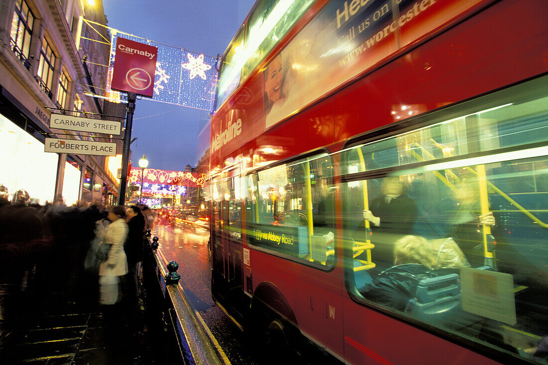 Bus in der Regent Street zur Weihnachtszeit, London, England, Großbritannien