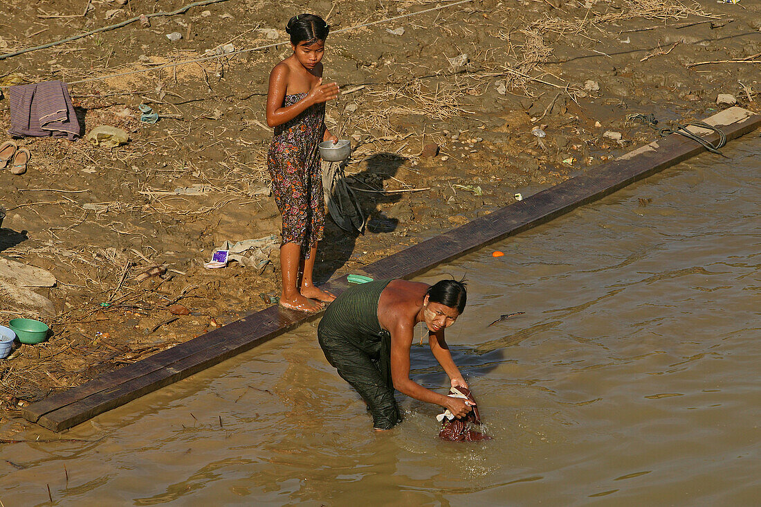 Women washing in Irrawaddy River, Frauen waschen im Irrawaddy-Fluss, Washing in Ayeyarwady Fluss