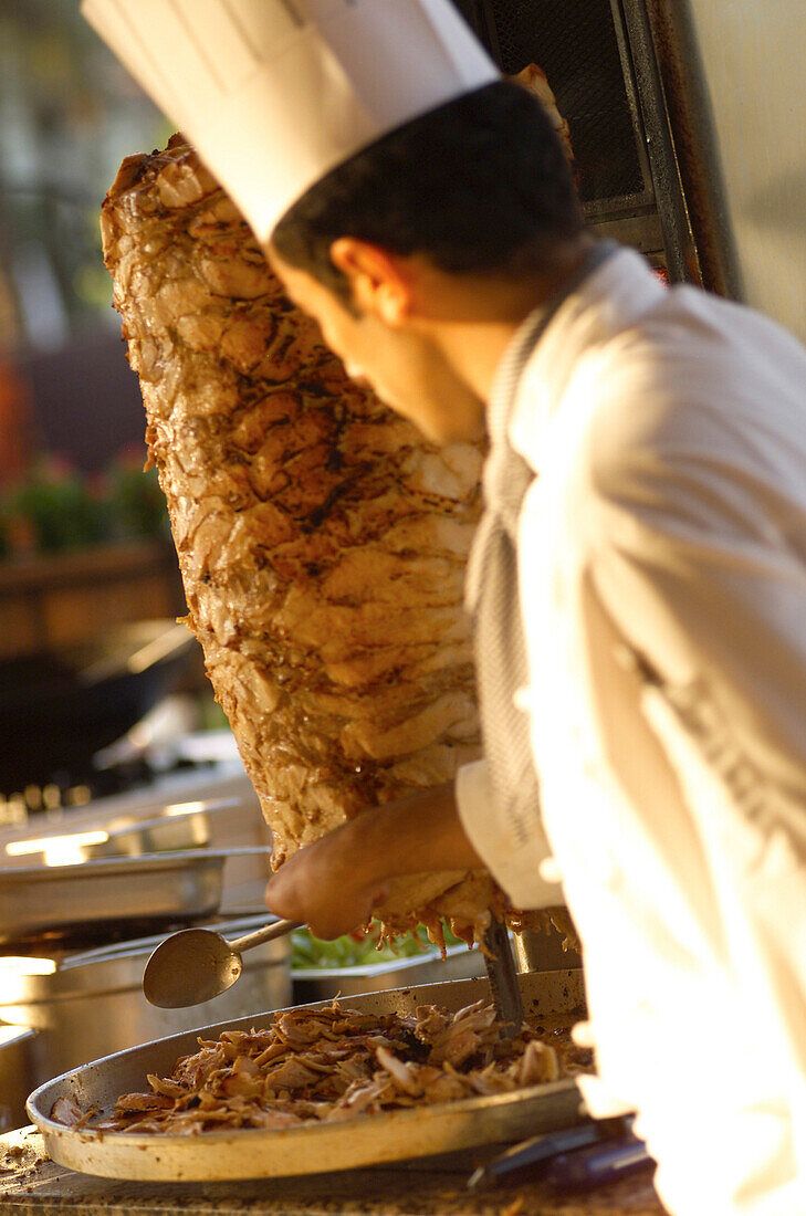 Kebab Koch in der Kochmütze mit Fleischspieß, Türkei