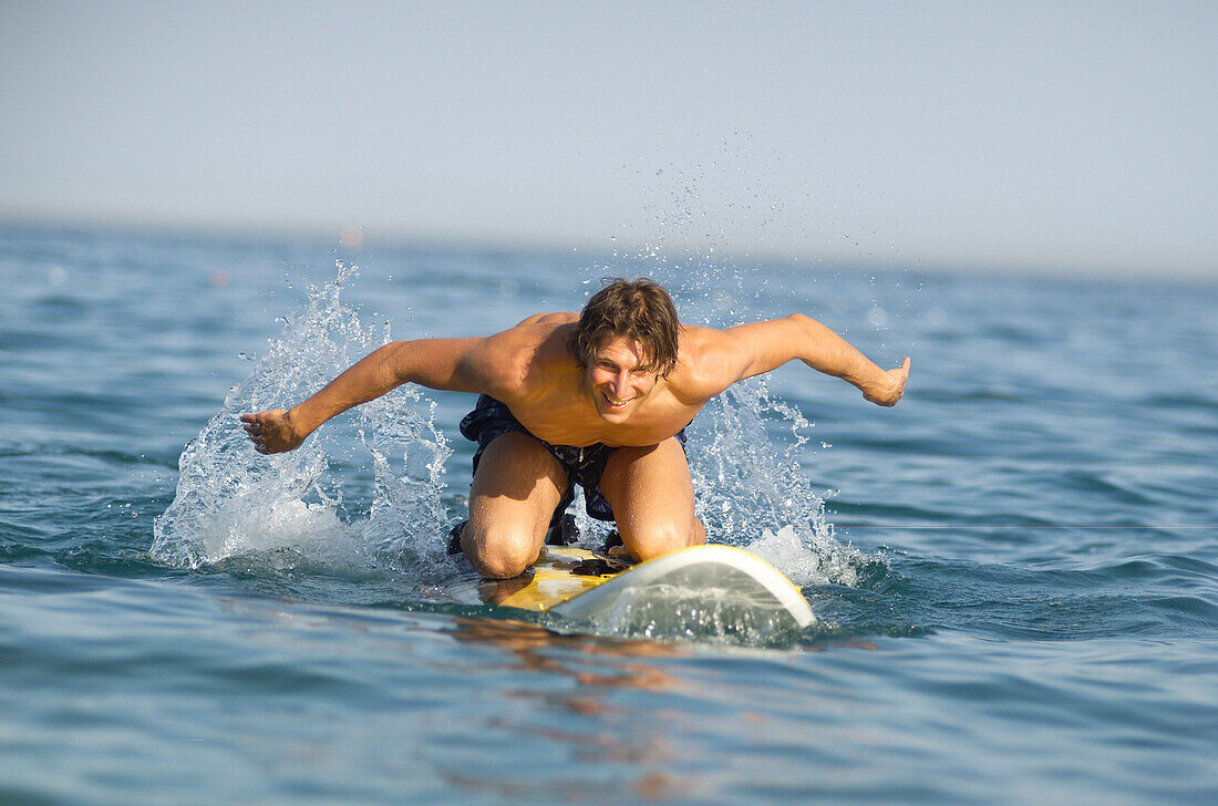 Mann auf Surfbrett