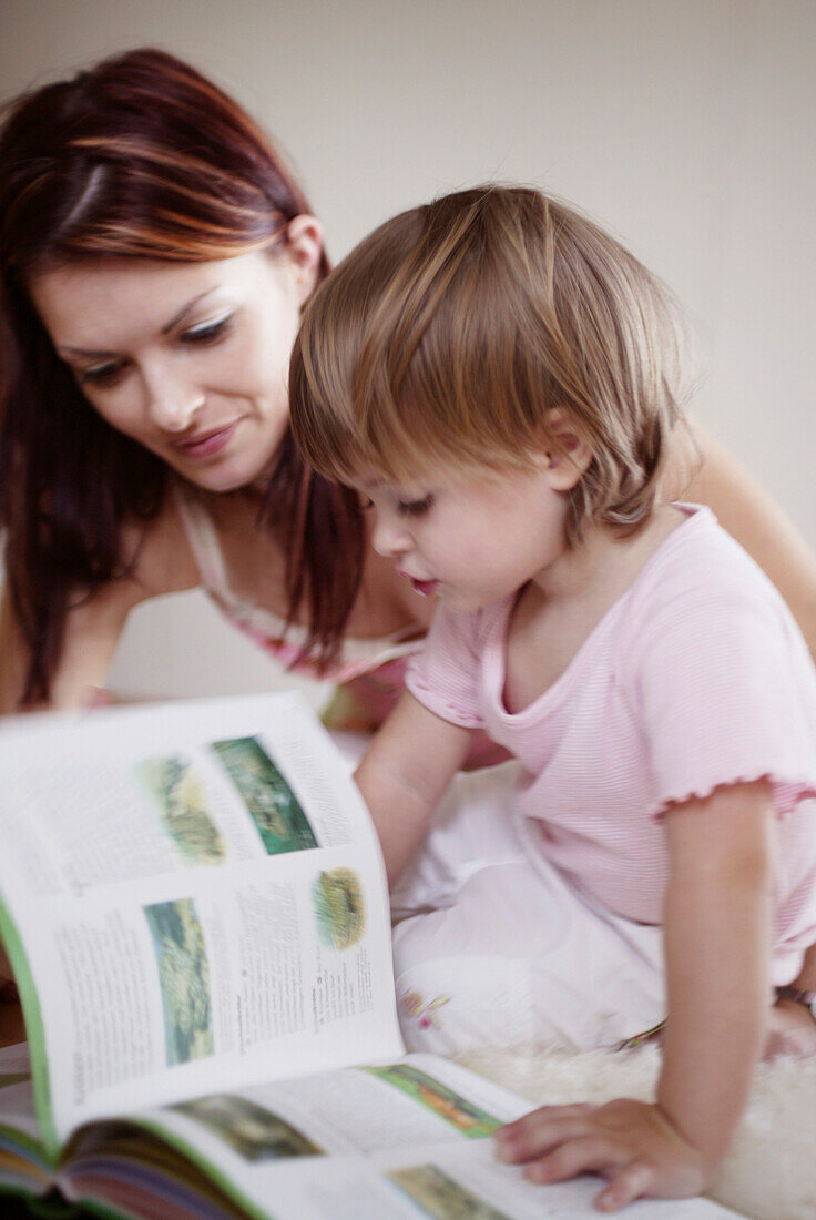 Mutter und Tochter betrachten Bilderbuch