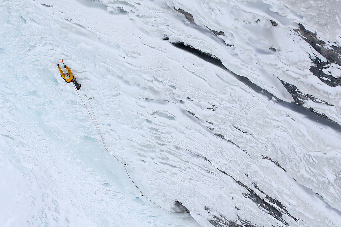 Mann beim Eisklettern, Britisch Kolumbien, Kanada