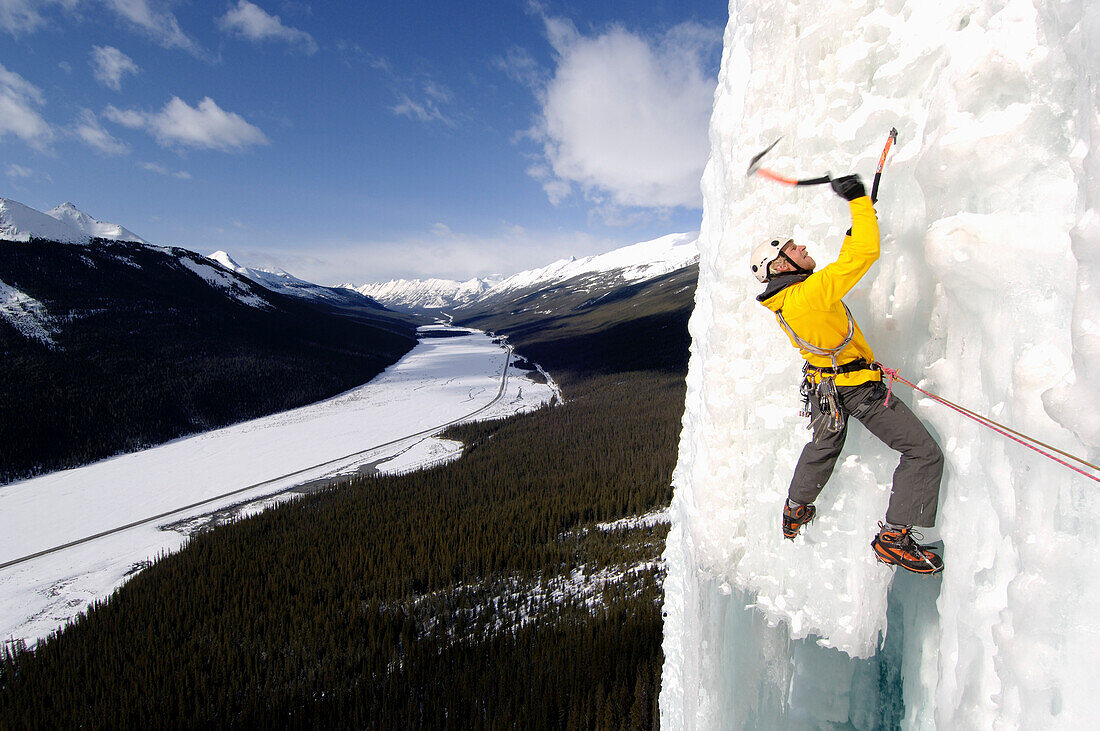 Mann beim Eisklettern, Curtain Call, Britisch Kolumbien, Kanada