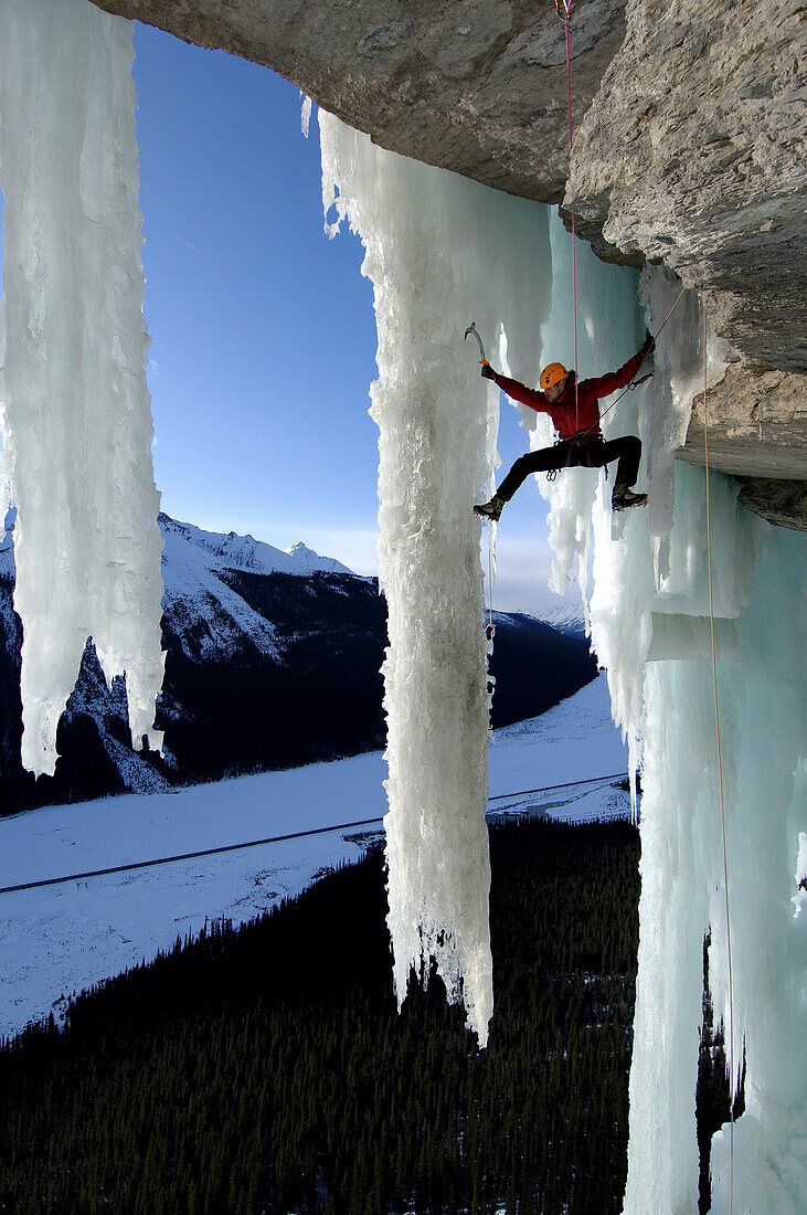 Mann beim Eisklettern, Curtain Call, Britisch Kolumbien, Kanada