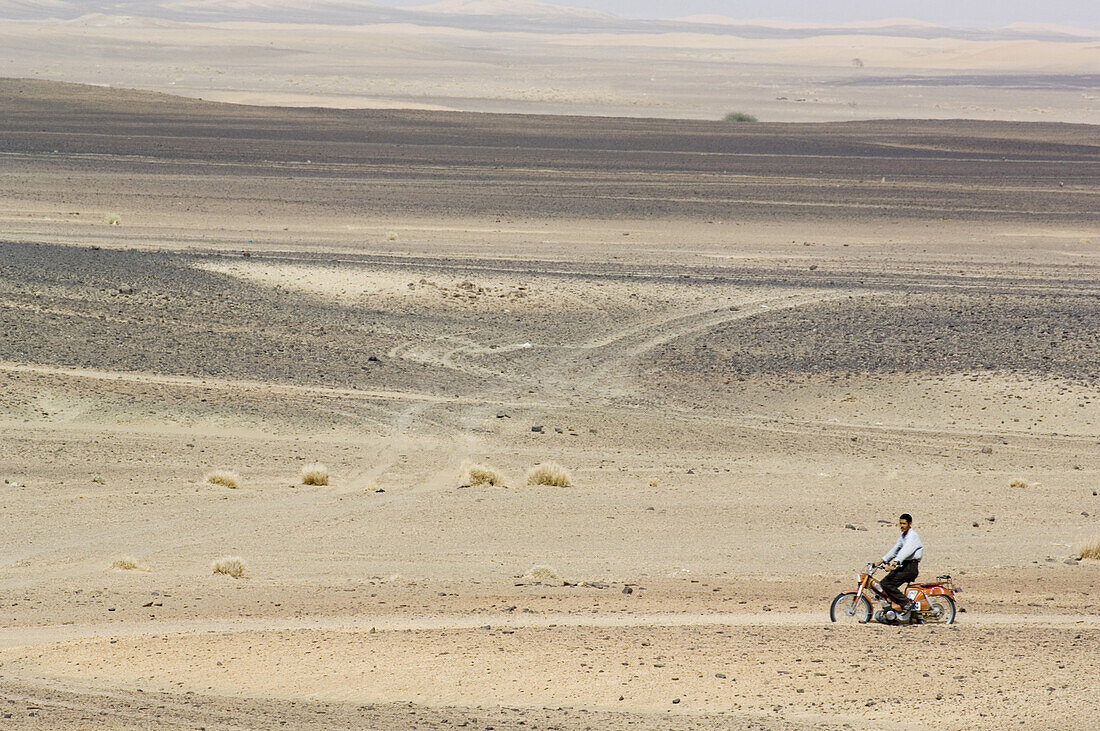 Motorradfahrer in der Wüste, Erg Chebbi, Morocco