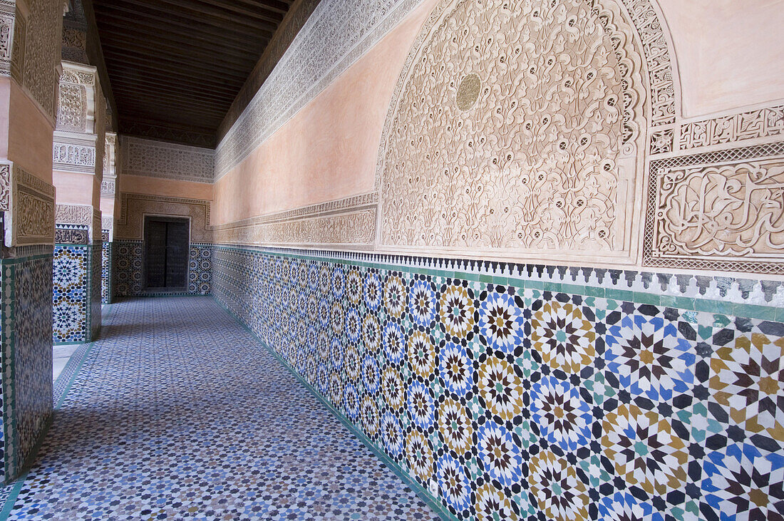 Korridor der Medersa Ben Youssef-Schule, Medersa Ben Youssef, Marrakesch, Marokko