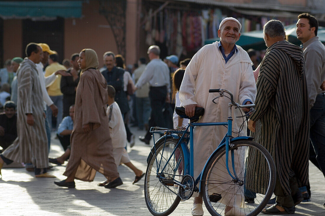 Menschen auf Platz, Place Jemaa el Fna, Marrakesch, Marokko