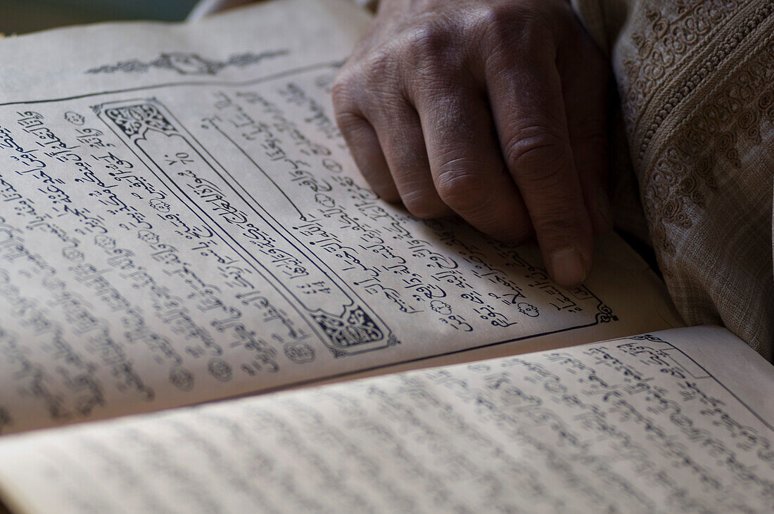 Mann liest Koran, Marokko