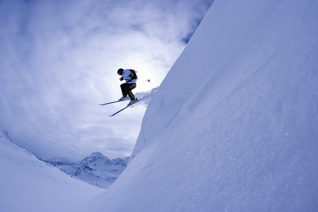 Junger Mann beim Skifahren, Kühtai, Tirol, Österreich