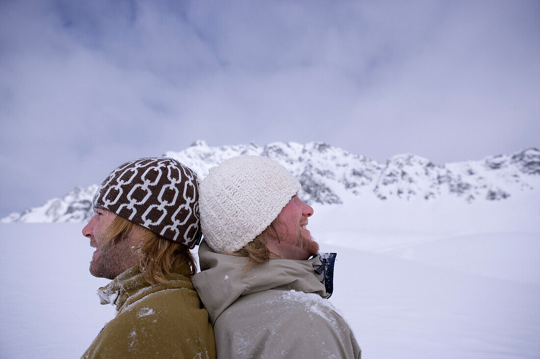Zwei Männer Kopf an Kopf, Kühtai, Tirol, Österreich
