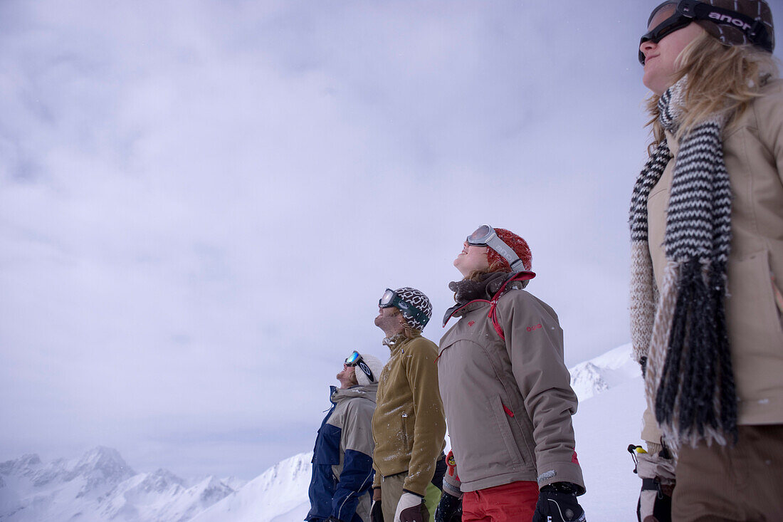 Gruppe junger Leute steht an der Skipiste, Kühtai, Tirol, Österreich