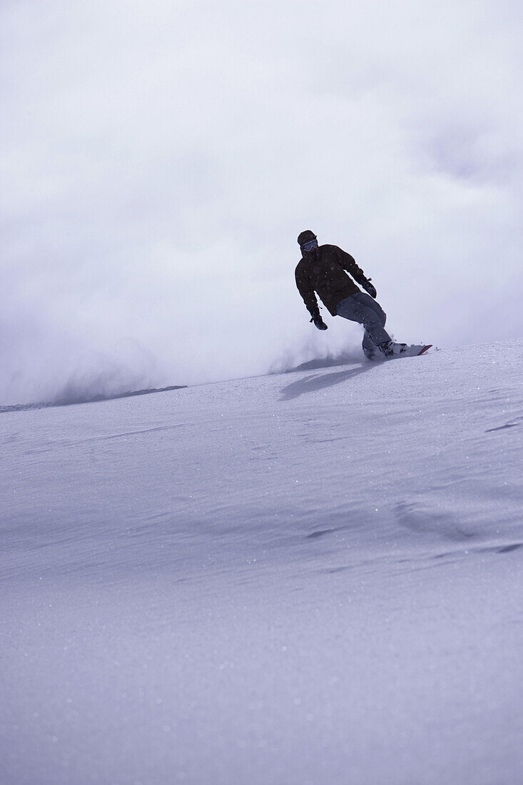 Eine Person beim Snowboarding, Kühtai, Tirol, Österreich