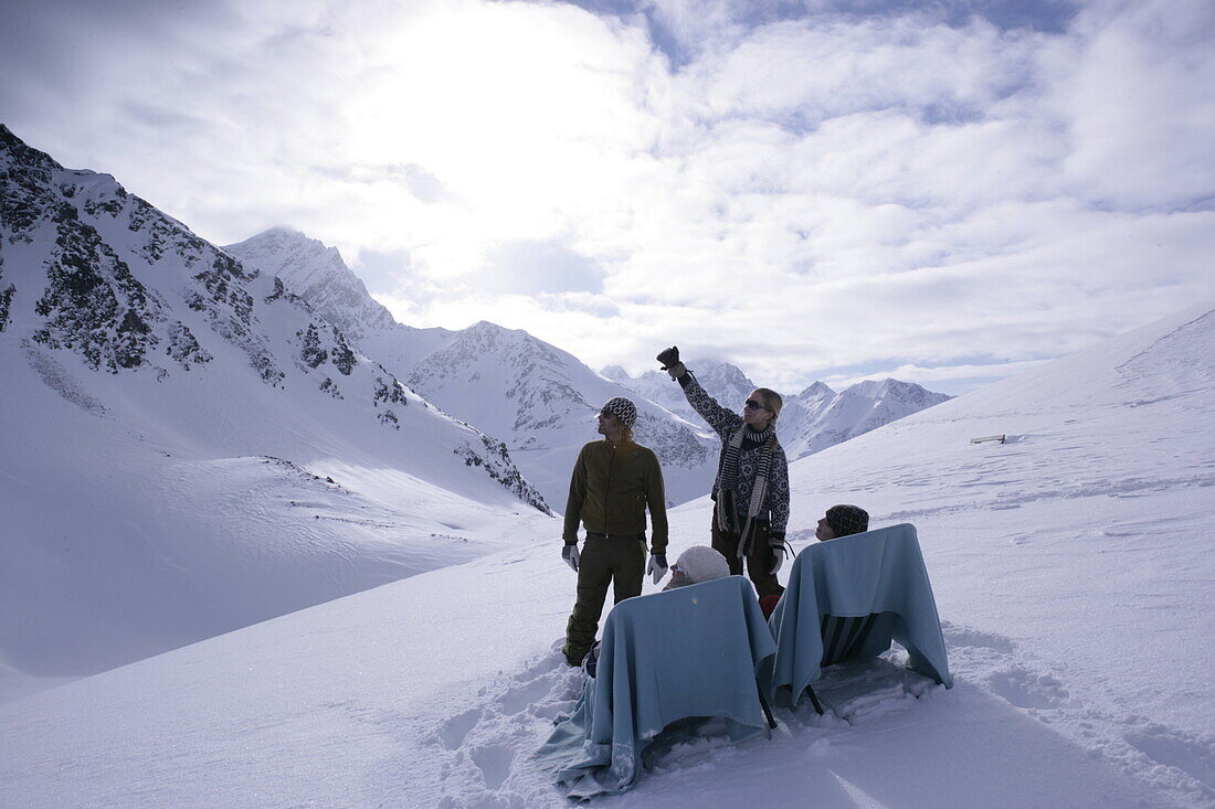 Junge Leute relaxen nach dem Skifahren, Kühtai, Tirol, Österreich