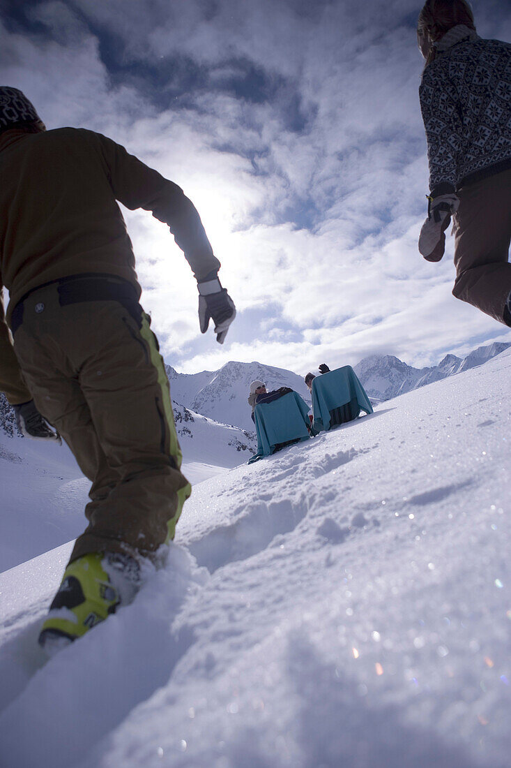 Junge Leute relaxen nach dem Skifahren, Kühtai, Tirol, Österreich