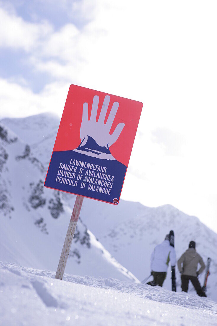 Zwei Skifahrer im ungesicherten Pistenbereich, Kühtai, Tirol, Österreich