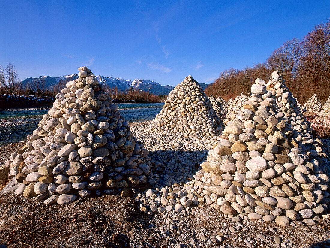 Landart mit Kieselsteinen am Ufer der Isar, bei Bad Tölz, Oberbayern, Deutschland