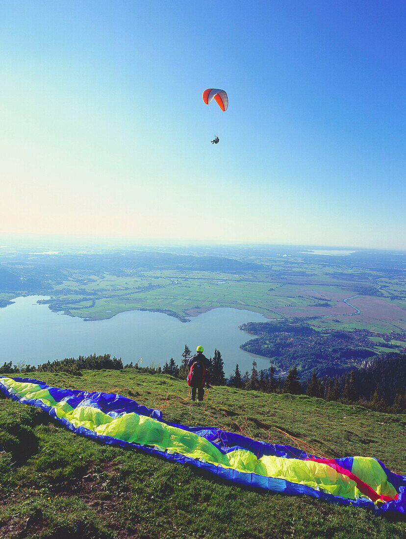 Paraglider am Jochberg, Kochelsee, Oberbayern, Deutschland