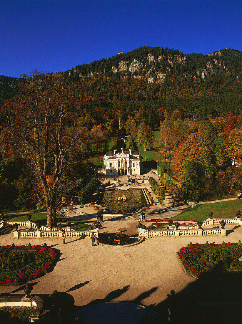 Blick auf Schloss Linderhof, Oberbayern, Deutschland
