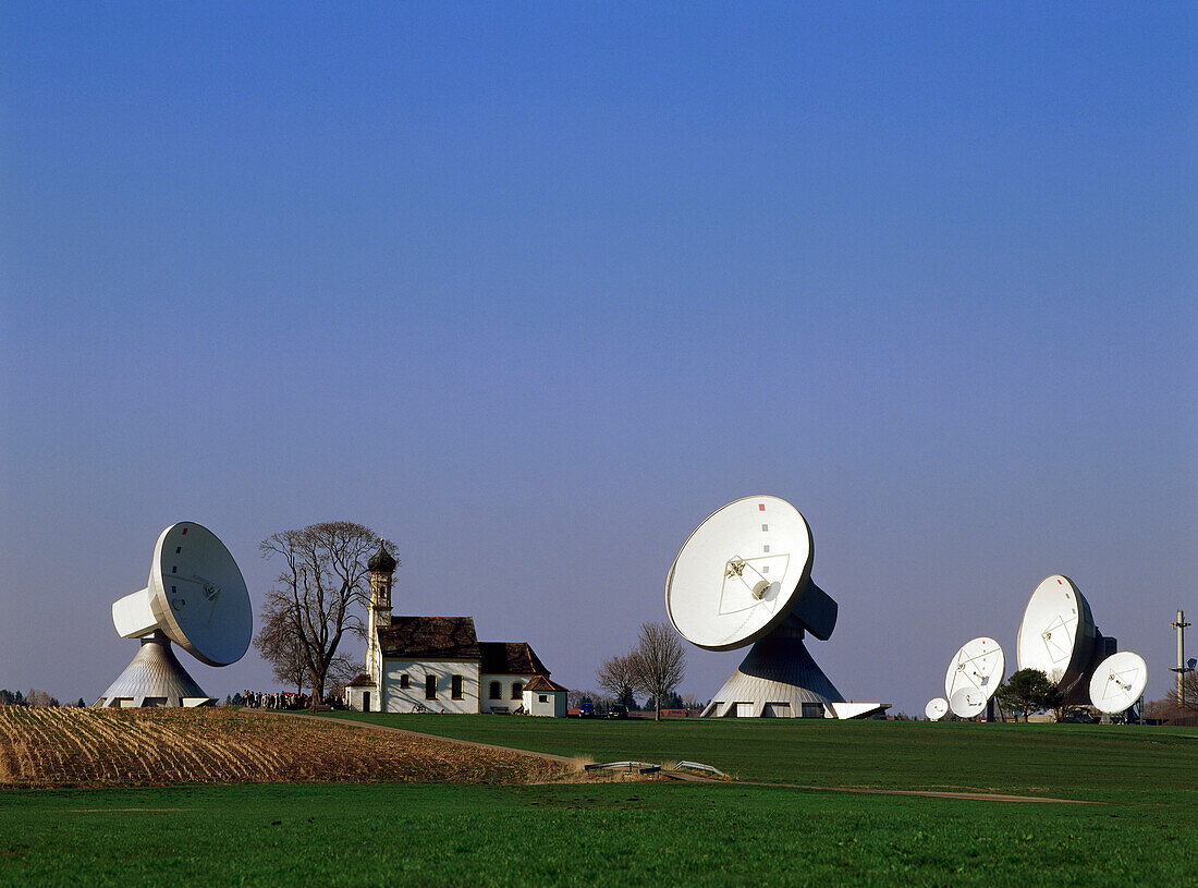 Satelliten der Erdfunkstelle Raisting, Weilheim-Schongau, Oberbayern, Deutschland