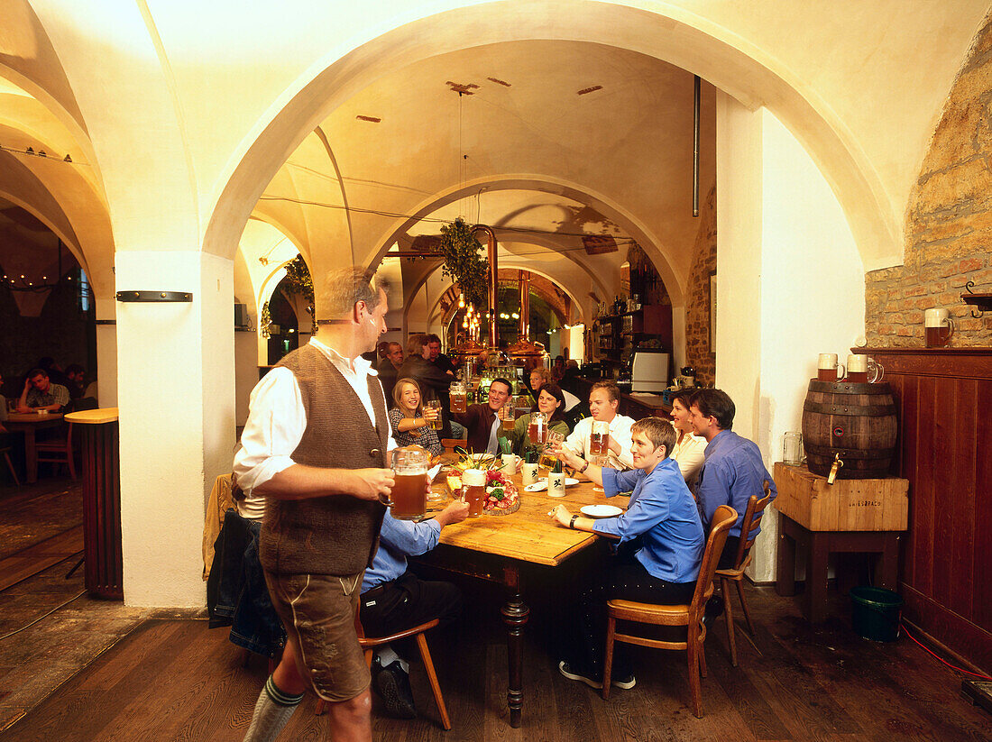 Gäste im Griesbräu, Murnau, Oberbayern, Deutschland