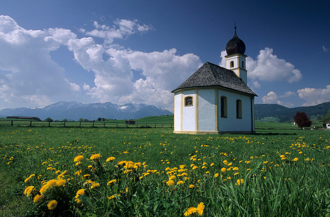 Chapel in Hundham and view towards Spitzing Mountain Range, Bavarian Alps, Upper Bavaria, Germany