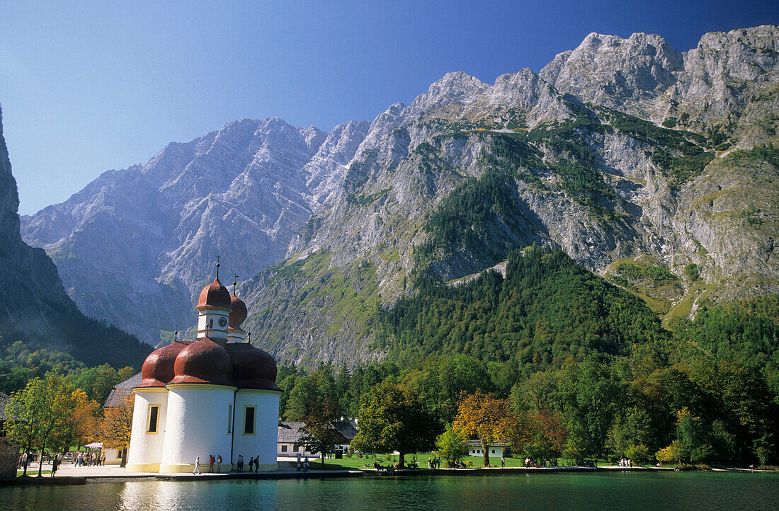 St. Bartholomä mit der Watzmann Ostwand am Königssee, Berchtesgadener Alpen, Oberbayern, Deutschland