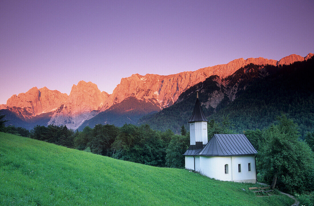 Antoniuskapelle in Kaisertal mit Kaisergebirge im Hintergrund, Tirol, Österreich