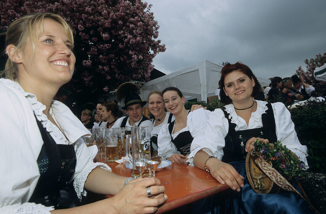 Maibaumaufstellen in Flintsbach, junge Frauen in Tracht, Oberbayern, Deutschland