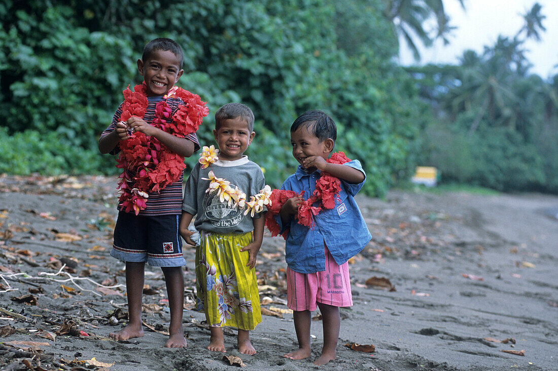 Fidschianische Jungs mit Blumen Leis,Navakacoa, Taveuni, Fiji