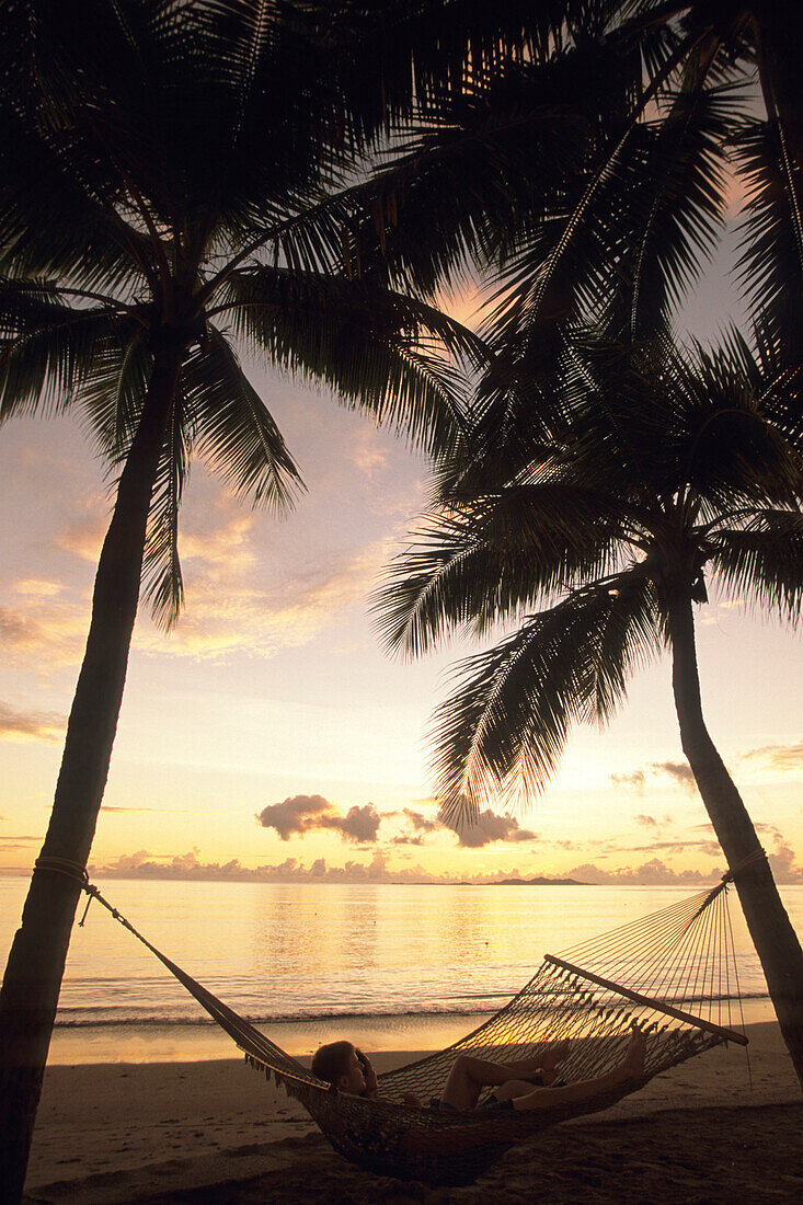 Entspannung in der Hängematte bei Sonnenuntergang,The Westin Denarau Island Resort and Spa, nah Nadi, Fiji