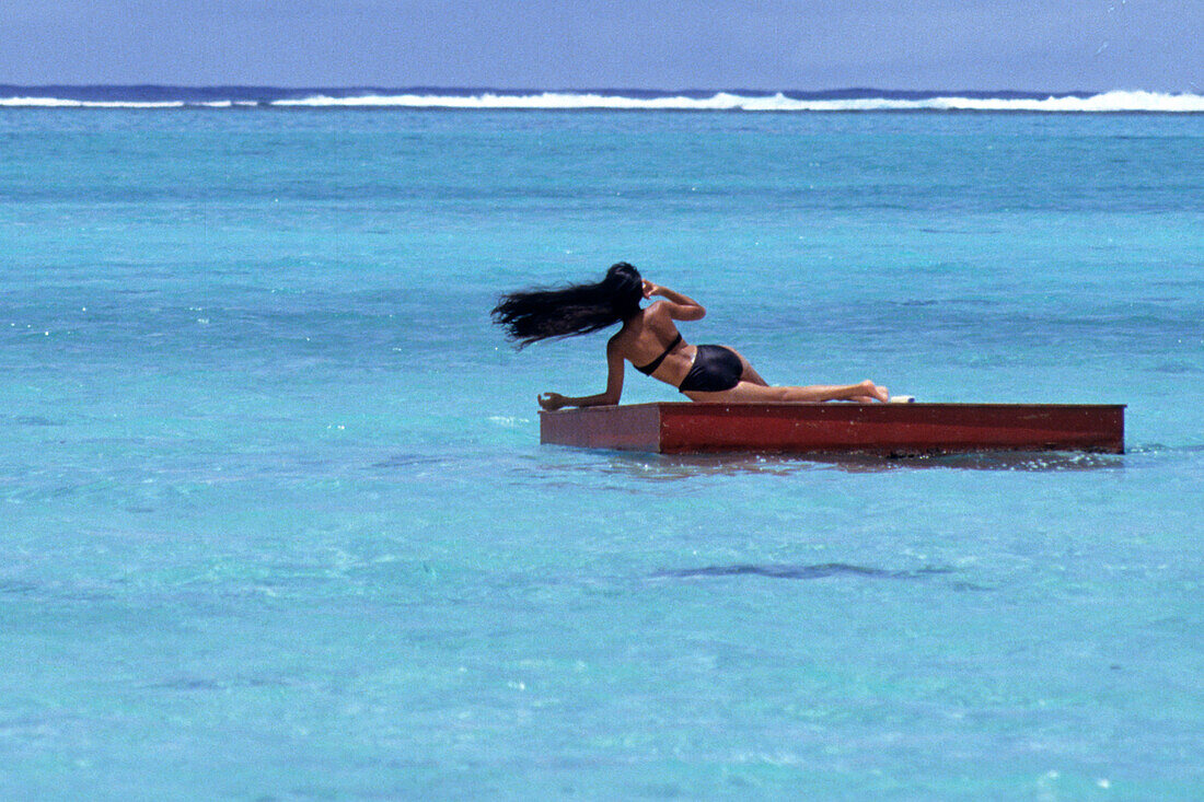 Vom Wind gewehtes Haar,Badesteg bei Muri Beach, Rarotonga, Cook Inseln