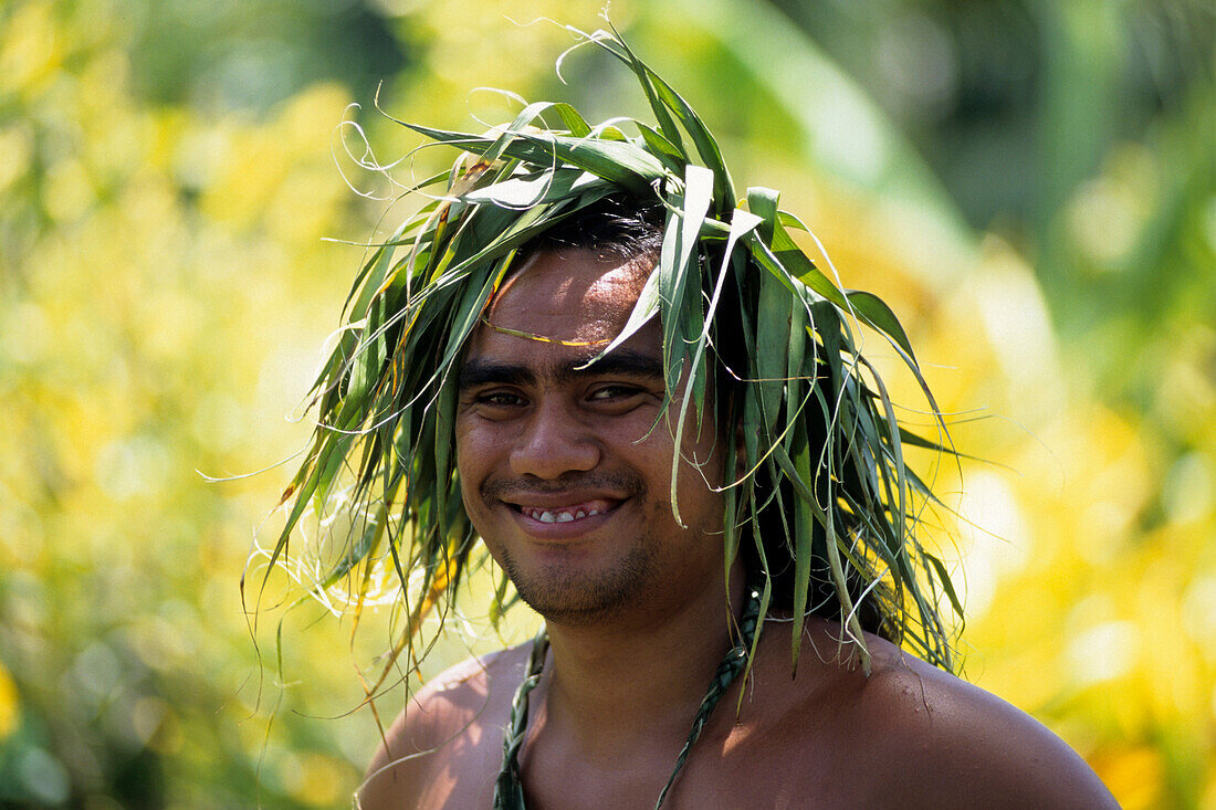 Mann mit Blattschmuck,Cook Islands Cultural Village, Rarotonga, Cook Inseln