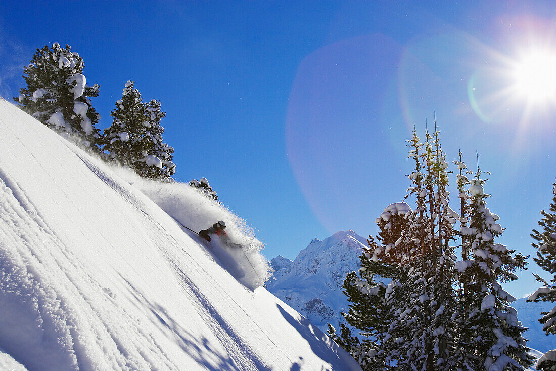 Ein Skifahrer, ein Freerider fährt einen unberührten Tiefschneehang hinunter. Lech, Zürs, Arlberg, Österreich, Alpen, Europa, MR