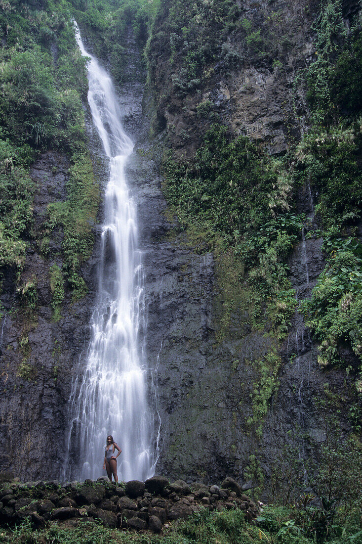 Frau bei Vaimahuta Cascade Waterfall,Waserfall,Tahiti, Französisch Polynesien
