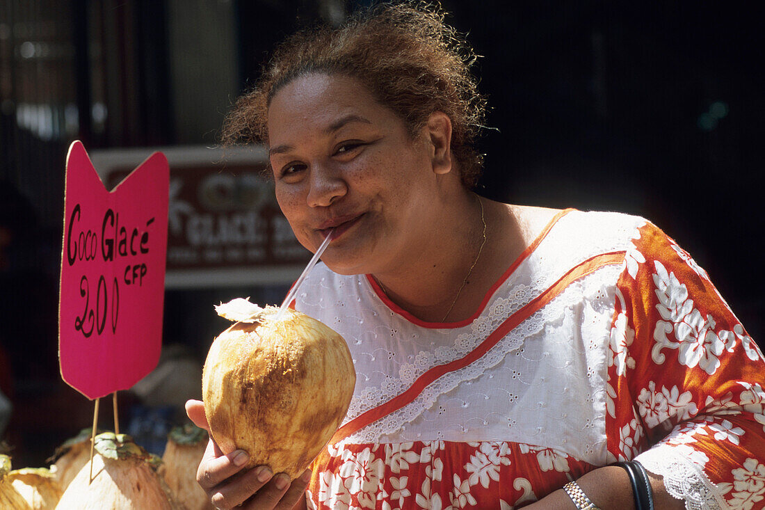 Frau trinkt Kokoswasser,Papeete Municipal Market, Papeete, Tahiti, Französisch Polynesien