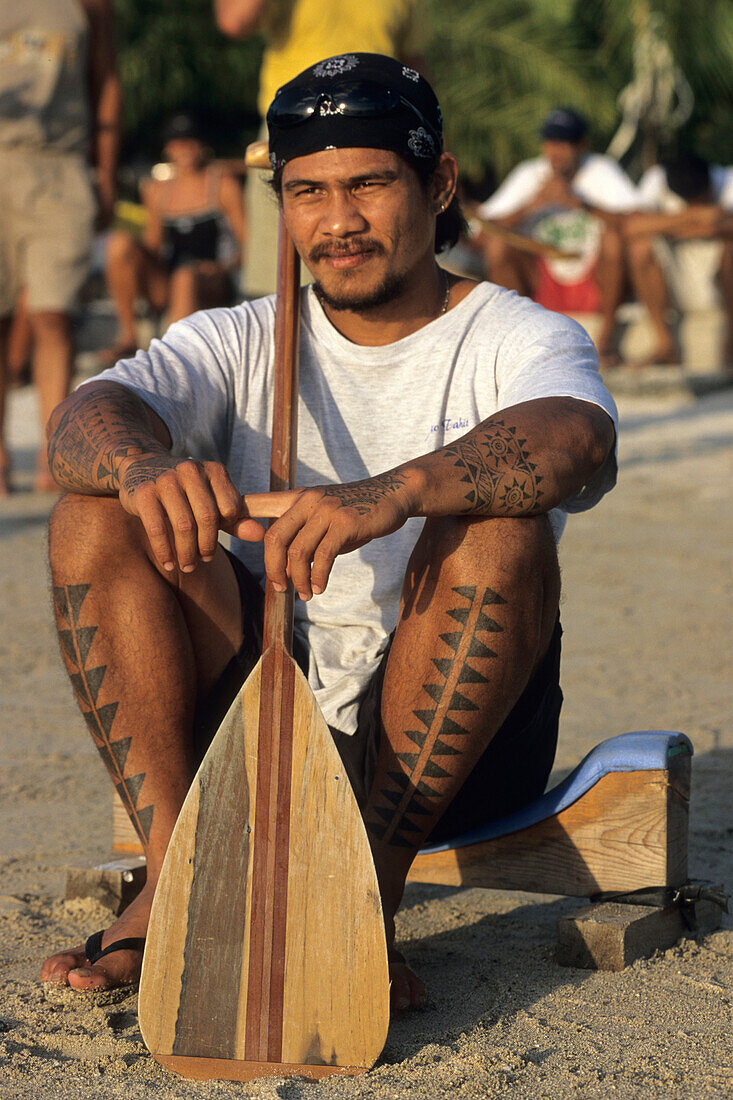 Tahitianische Mann mit Kanupaddel,Tahiti, Französisch Polynesien