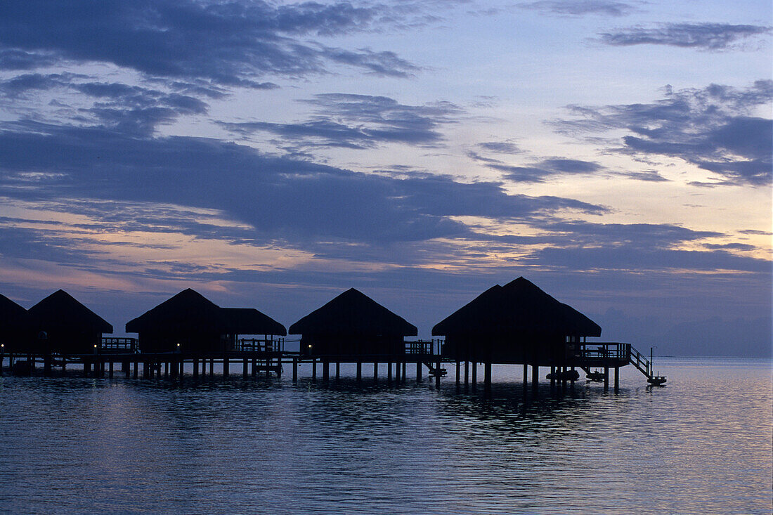 Wasserbungalow in der Abenddämmerung,Te Tiare Beach Resort, Huahine, Französisch Polynesien