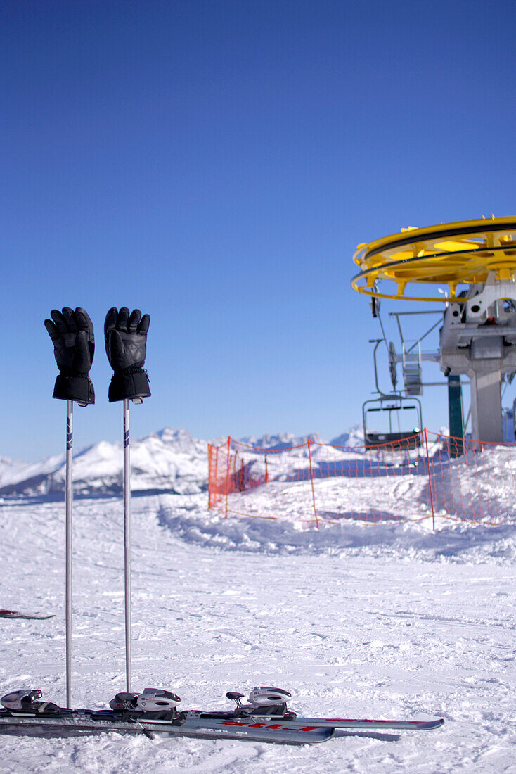 skilifte, schneebedeckte landschaft, passo pordoi, dolomiten, italien