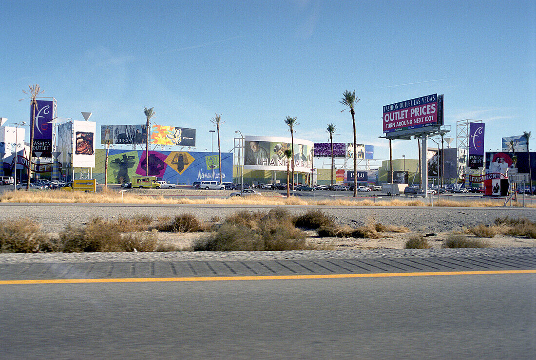 Reklameschilder an einer Strasse in Las Vegas, Nevada, USA